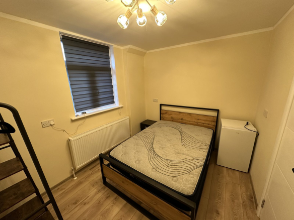 Furnished double room with double bed, fridge and radiator, 1 Jubilee Road Room 2