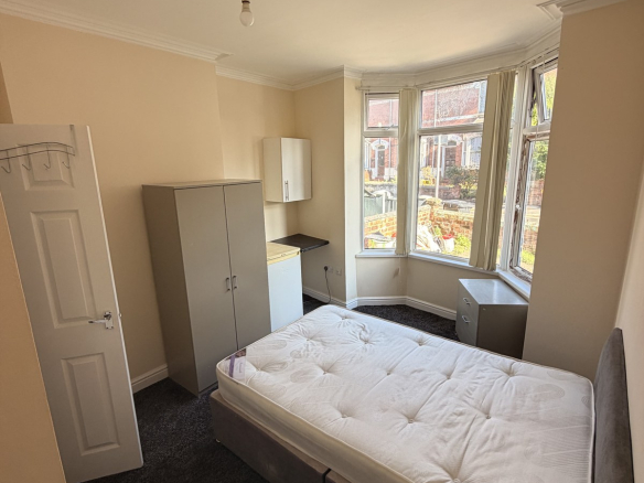 Furnished double room with bay window, 45 Highfield Road